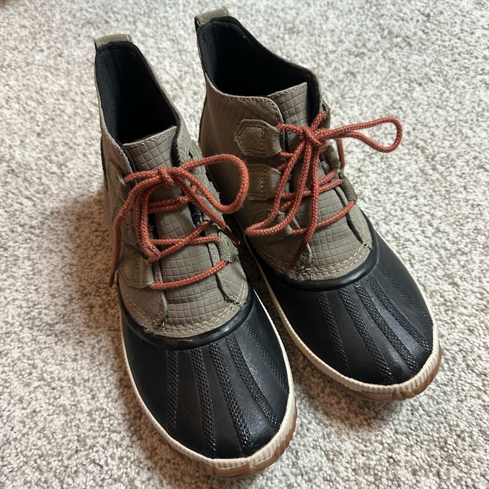 Sorel Women’s Out and About rain boots – olive/black with orange laces size 10.5